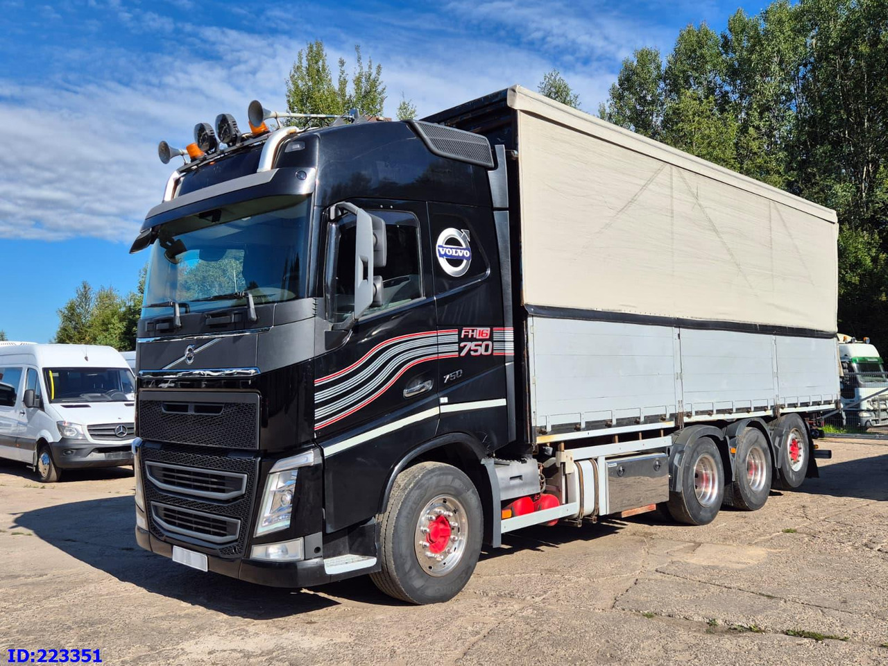 VOLVO FH16 750HP - 8x4-Steering axle - Camion à rideaux coulissants: photos 1 VOLVO FH16 750HP - 8x4-Steering axle - Camion à rideaux coulissants: photos 1