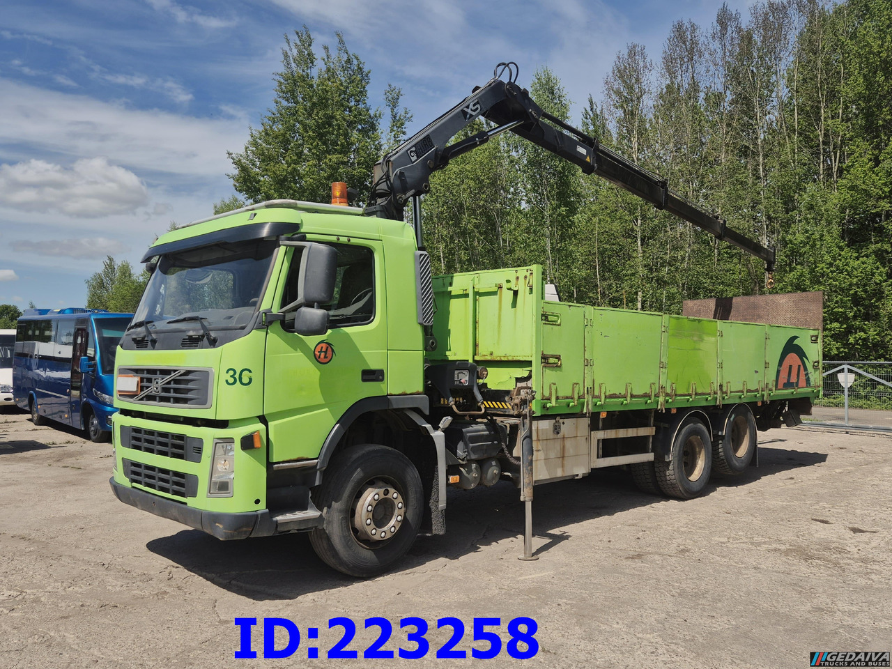 VOLVO FM9 300HP 6x2 + HIAB 144B -3 CL - Camion plateau: photos 1 VOLVO FM9 300HP 6x2 + HIAB 144B -3 CL - Camion plateau: photos 1