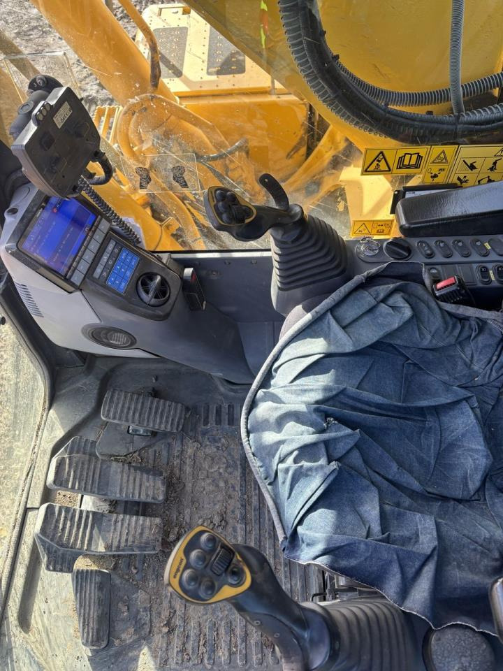 Komatsu PC240LC-11 - Pelle sur chenille: photos 3 Komatsu PC240LC-11 - Pelle sur chenille: photos 3