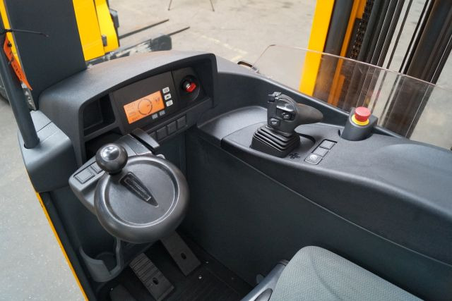 Jungheinrich ETV216 - Chariot à mât rétractable: photos 3 Jungheinrich ETV216 - Chariot à mât rétractable: photos 3