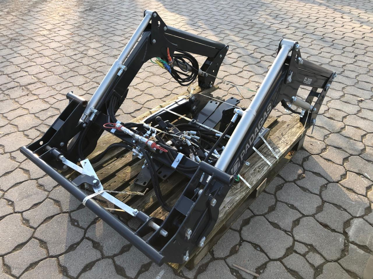 Solis PADAGAS FL200P Frontlader - Accessoire: photos 1 Solis PADAGAS FL200P Frontlader - Accessoire: photos 1