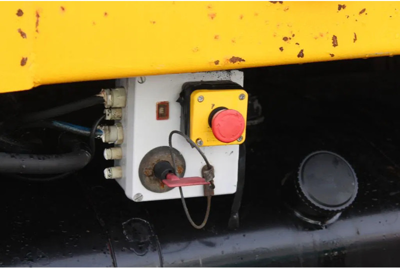 Camion grue Volvo FL10 8X4 + GROMACH 34 mtr. + EURO 2: photos 11 Camion grue Volvo FL10 8X4 + GROMACH 34 mtr. + EURO 2: photos 11