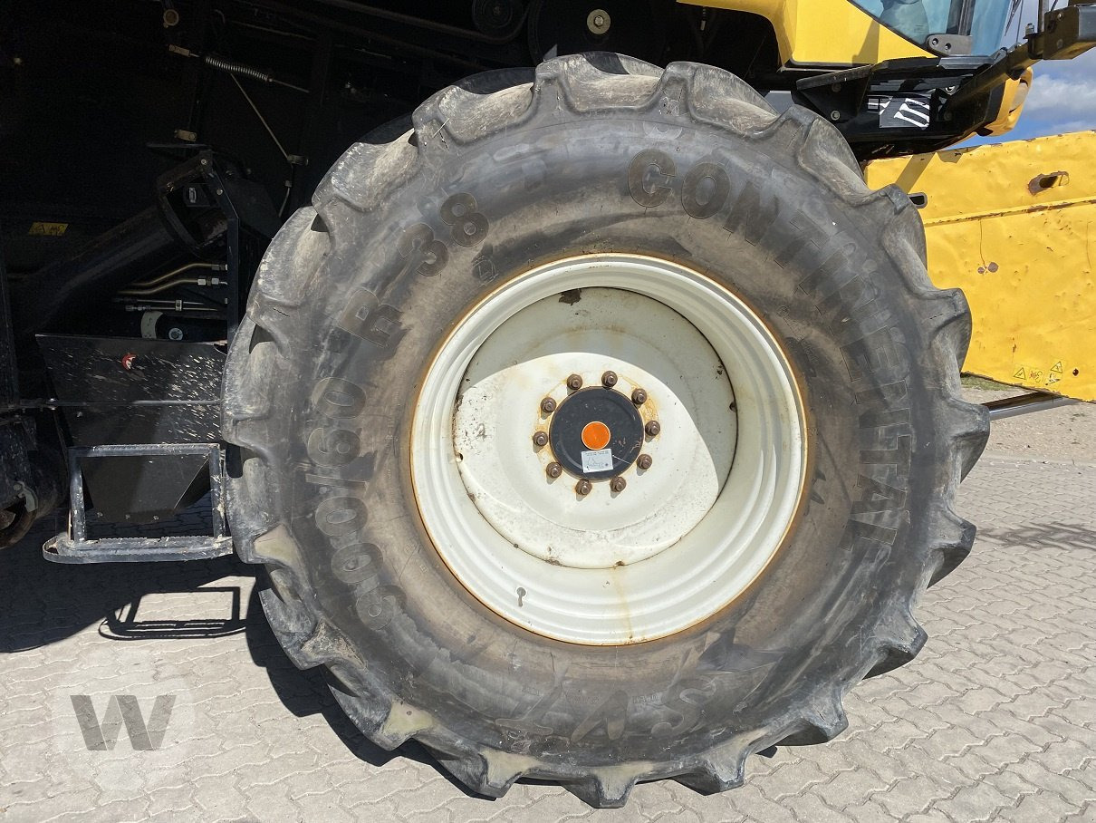 New Holland CR 9090 - Moissonneuse-batteuse: photos 3 New Holland CR 9090 - Moissonneuse-batteuse: photos 3