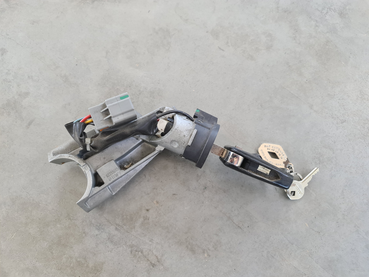 RENAULT RANGE T / IGNITION WITH KEY / 82355085 - Démarreur: photos 2 RENAULT RANGE T / IGNITION WITH KEY / 82355085 - Démarreur: photos 2