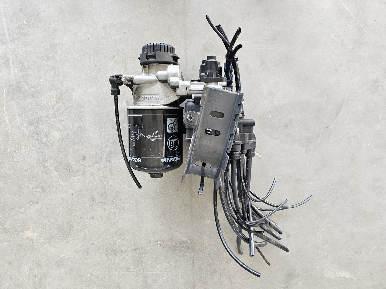 SCANIA APS AIR DRYIER VALVE / 2608040 / WORLDWIDE DELIVERY - Valve de frein: photos 2 SCANIA APS AIR DRYIER VALVE / 2608040 / WORLDWIDE DELIVERY - Valve de frein: photos 2