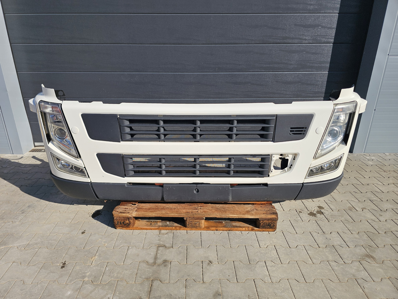 VOLVO FM 3 / COMPLETE FRONT BUMPER - Pare-chocs: photos 1 VOLVO FM 3 / COMPLETE FRONT BUMPER - Pare-chocs: photos 1