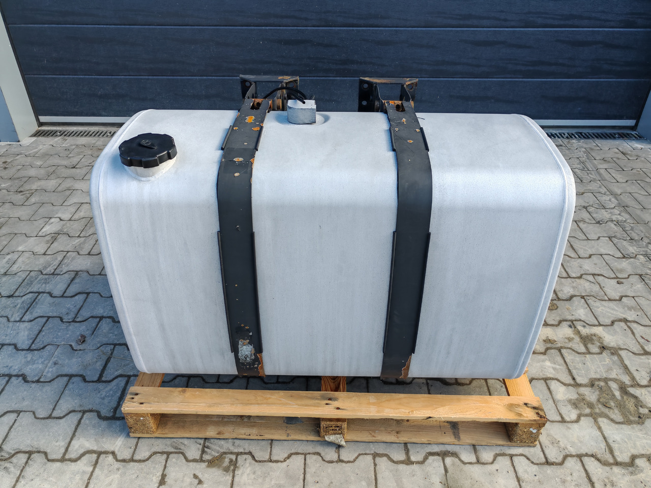 VOLVO RENAULT - Réservoir de carburant: photos 2 VOLVO RENAULT - Réservoir de carburant: photos 2