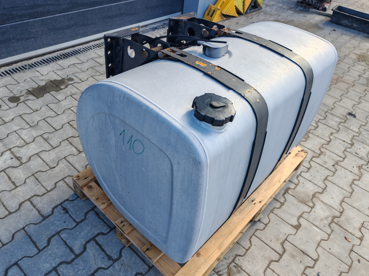 VOLVO RENAULT - Réservoir de carburant: photos 3 VOLVO RENAULT - Réservoir de carburant: photos 3