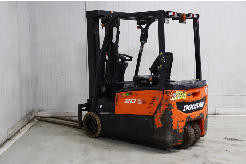 Doosan B20T-7 - Chariot élévateur électrique: photos 5 Doosan B20T-7 - Chariot élévateur électrique: photos 5