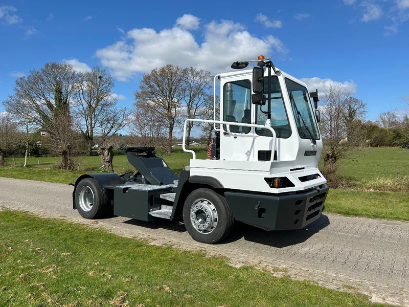 Terberg YT 182 TERBERG | MEGA | CLIMA | LOW HOURS | NEW ENGINE - Tracteur portuaire: photos 5 Terberg YT 182 TERBERG | MEGA | CLIMA | LOW HOURS | NEW ENGINE - Tracteur portuaire: photos 5