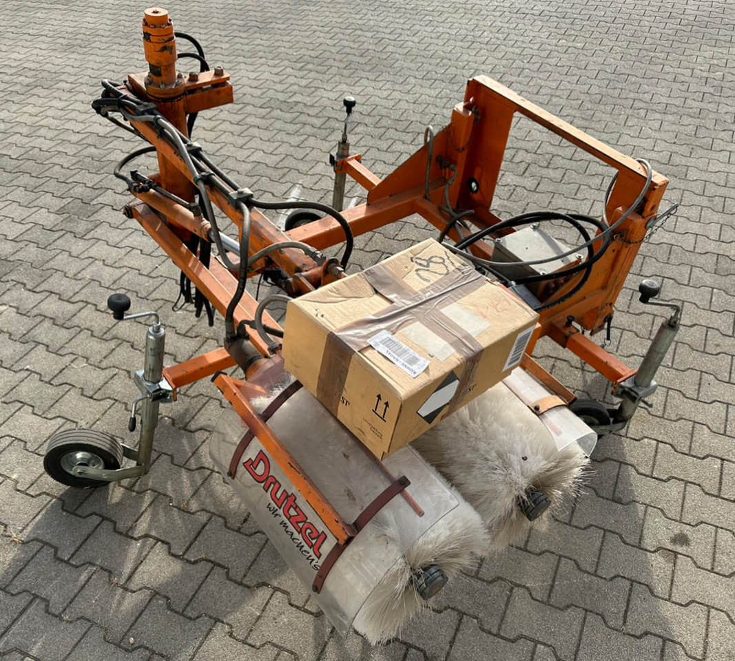 Unimog Leitpfostenwaschgerät Drutzel LWG-U-300 - Brosse: photos 3 Unimog Leitpfostenwaschgerät Drutzel LWG-U-300 - Brosse: photos 3