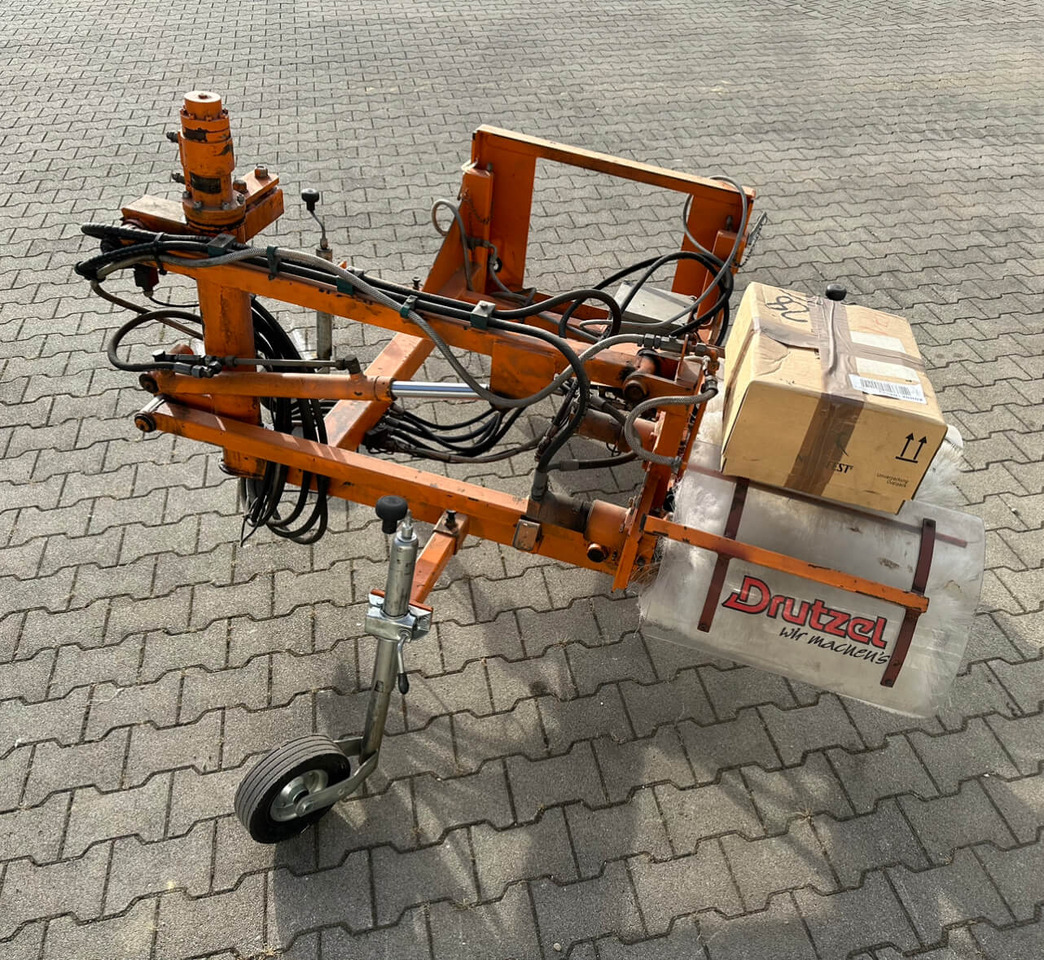 Unimog Leitpfostenwaschgerät Drutzel LWG-U-300 - Brosse: photos 4 Unimog Leitpfostenwaschgerät Drutzel LWG-U-300 - Brosse: photos 4