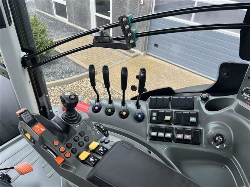 Tracteur agricole Claas Axion 830 med frontlift og front PTO: photos 11 Tracteur agricole Claas Axion 830 med frontlift og front PTO: photos 11