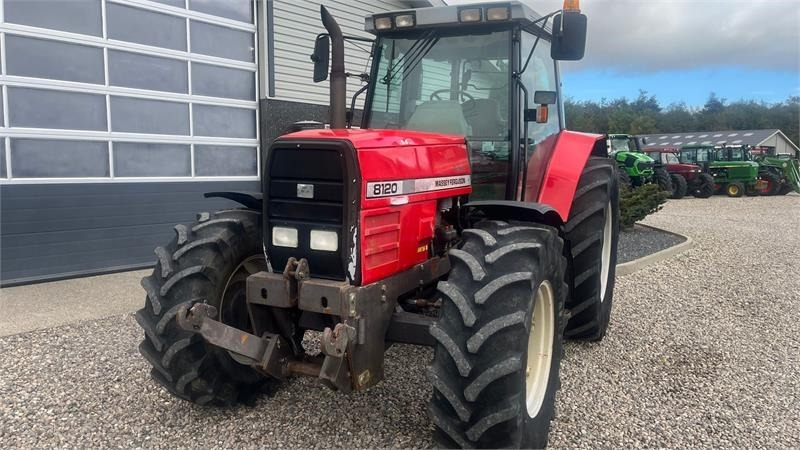 Tracteur agricole Massey Ferguson 8120 DYNA 4 Med frontlift: photos 9 Tracteur agricole Massey Ferguson 8120 DYNA 4 Med frontlift: photos 9