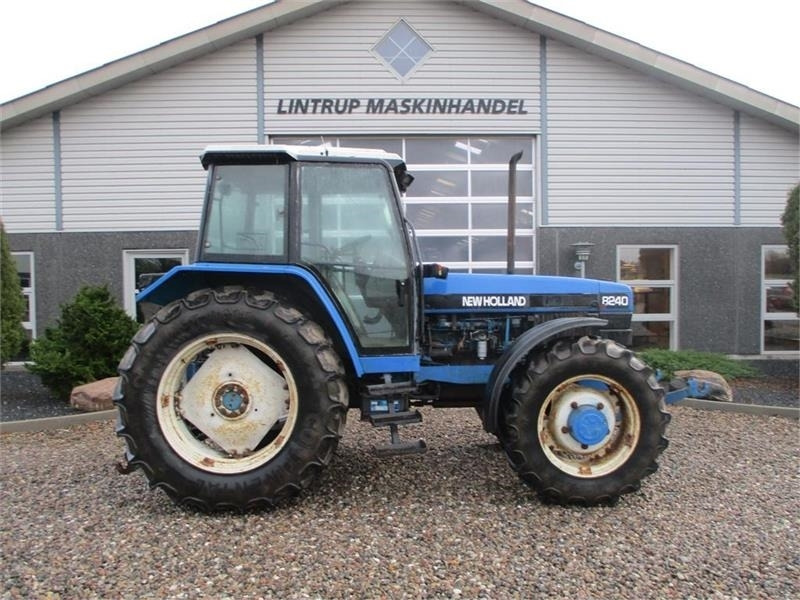 Tracteur agricole New Holland 8240 SLE Med frontlift og frontPTO: photos 7