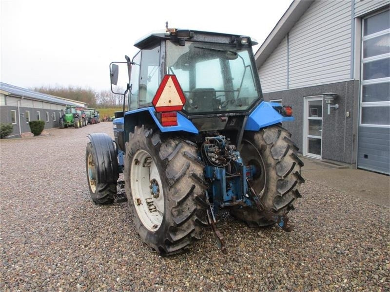 Tracteur agricole New Holland 8240 SLE Med frontlift og frontPTO: photos 11