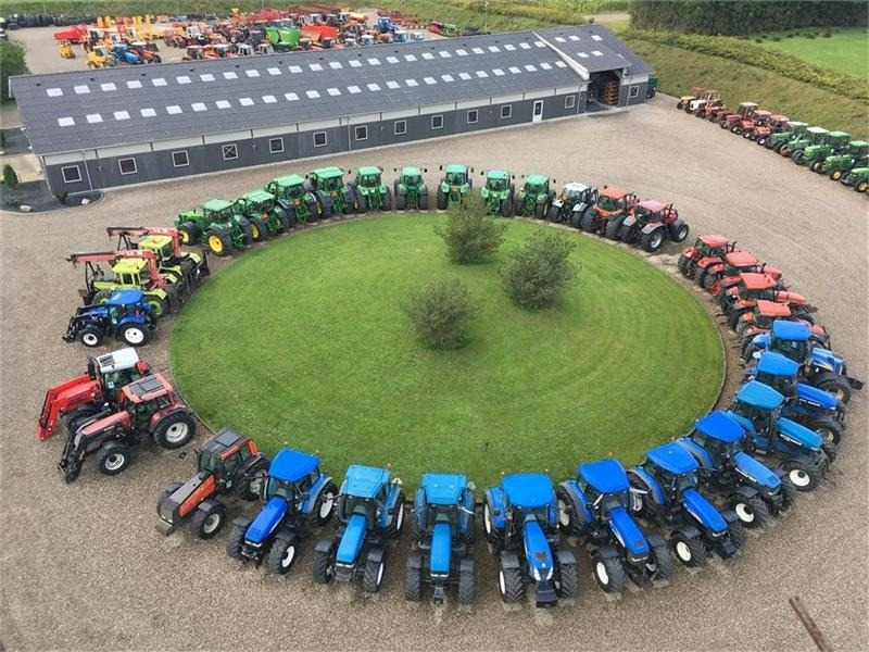 Tracteur agricole New Holland 8240 SLE Med frontlift og frontPTO: photos 18