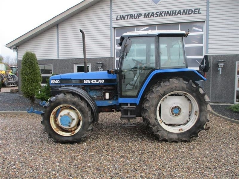 Tracteur agricole New Holland 8240 SLE Med frontlift og frontPTO: photos 10