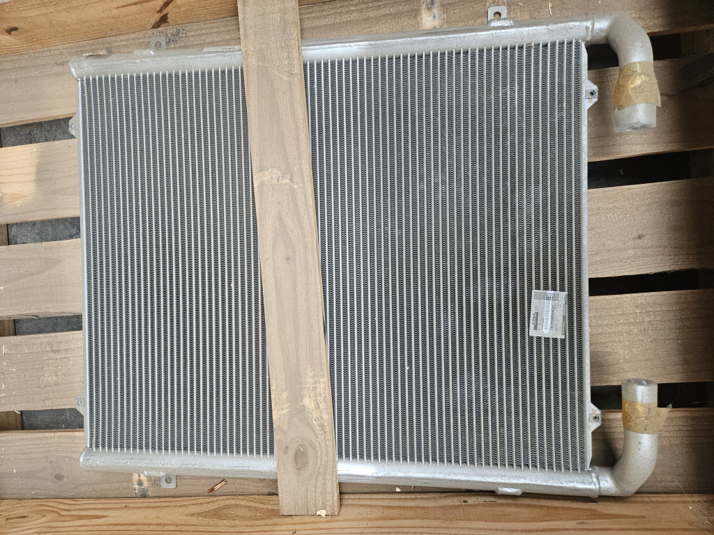 Case YN05P00035S002 - 72210131 - Radiateur d'huile pour Engins de chantier: photos 1 Case YN05P00035S002 - 72210131 - Radiateur d'huile pour Engins de chantier: photos 1