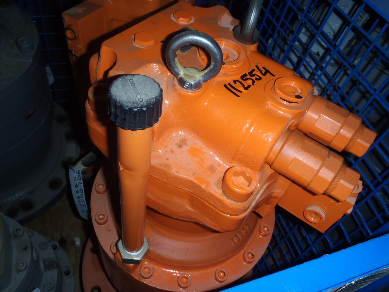 Daewoo 401-00391 - - Moteur de rotation pour Engins de chantier: photos 1 Daewoo 401-00391 - - Moteur de rotation pour Engins de chantier: photos 1