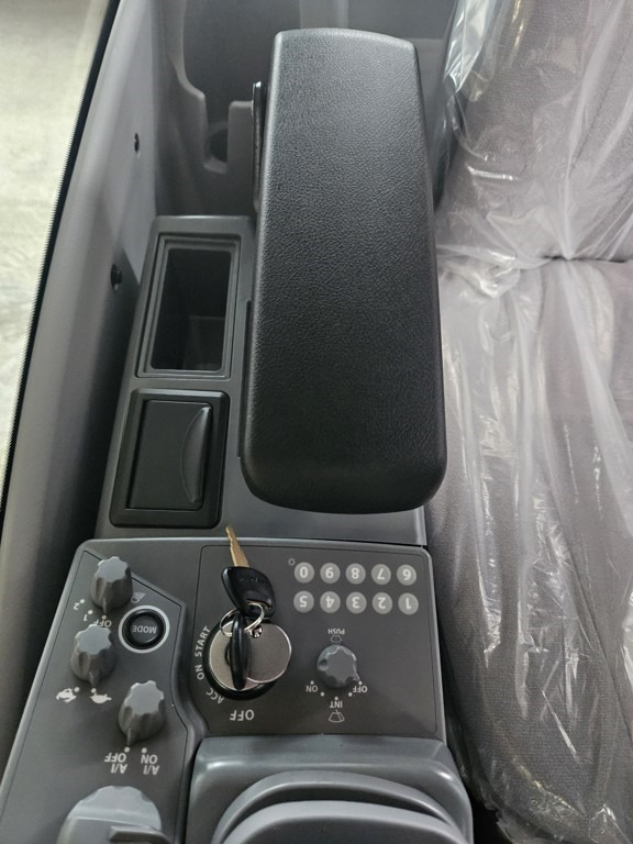Hitachi ZX-5 ZX-6 - YA60038791 - Cabine pour Engins de chantier: photos 2 Hitachi ZX-5 ZX-6 - YA60038791 - Cabine pour Engins de chantier: photos 2