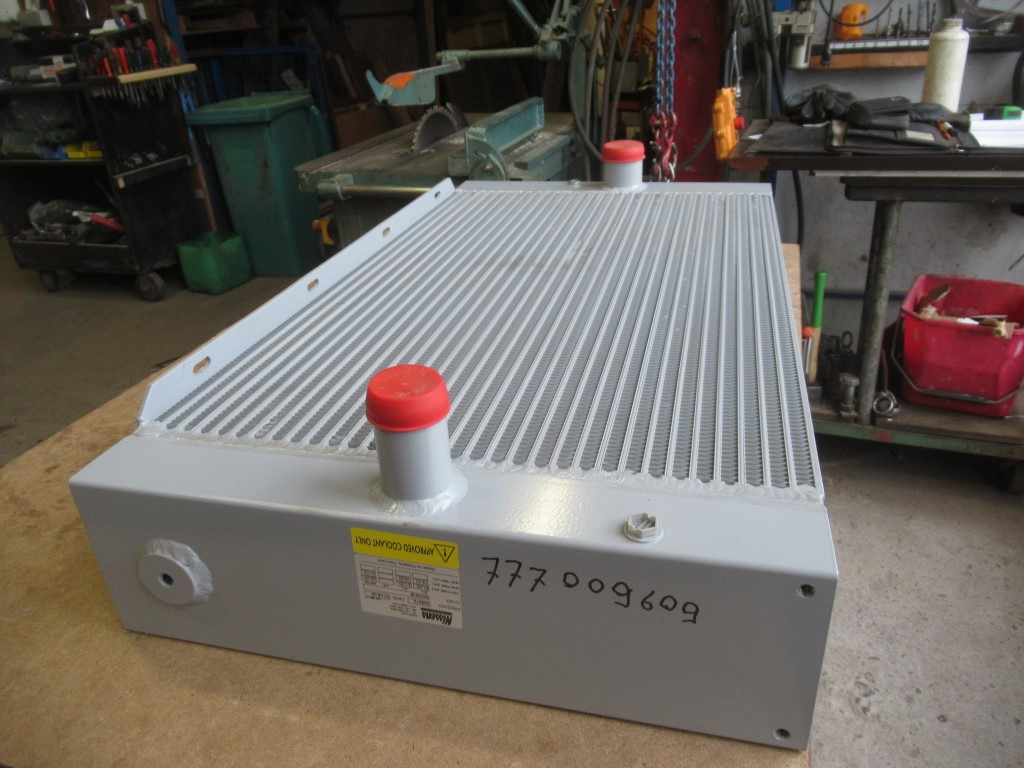 New Holland 6904526 - Radiateur pour Engins de chantier: photos 2 New Holland 6904526 - Radiateur pour Engins de chantier: photos 2