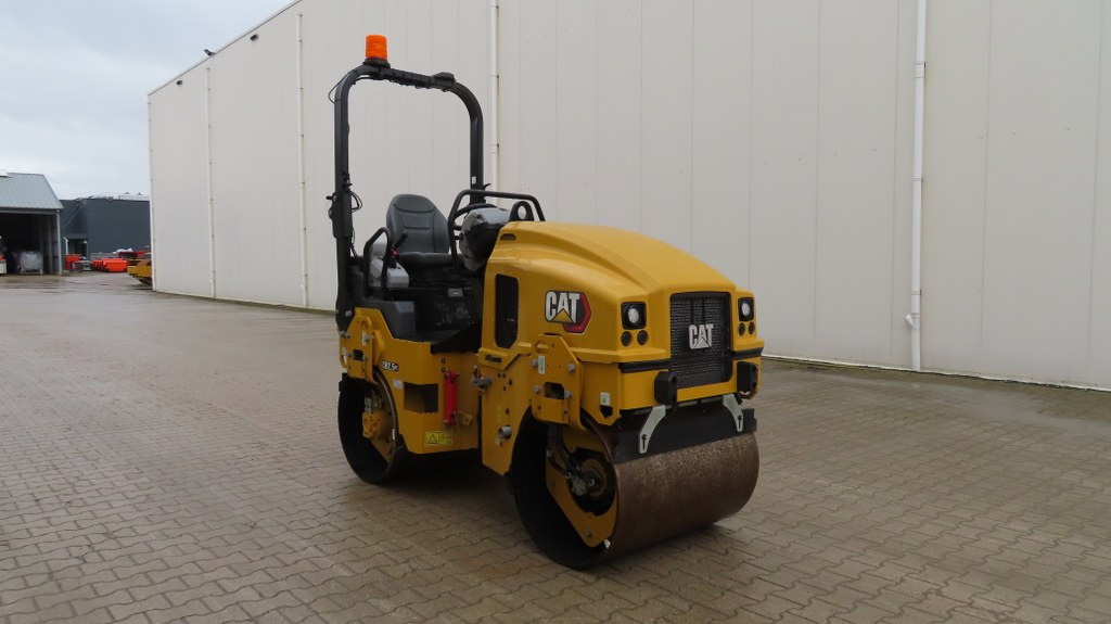 Rouleau compresseur Caterpillar CB 2.5 GC: photos 8