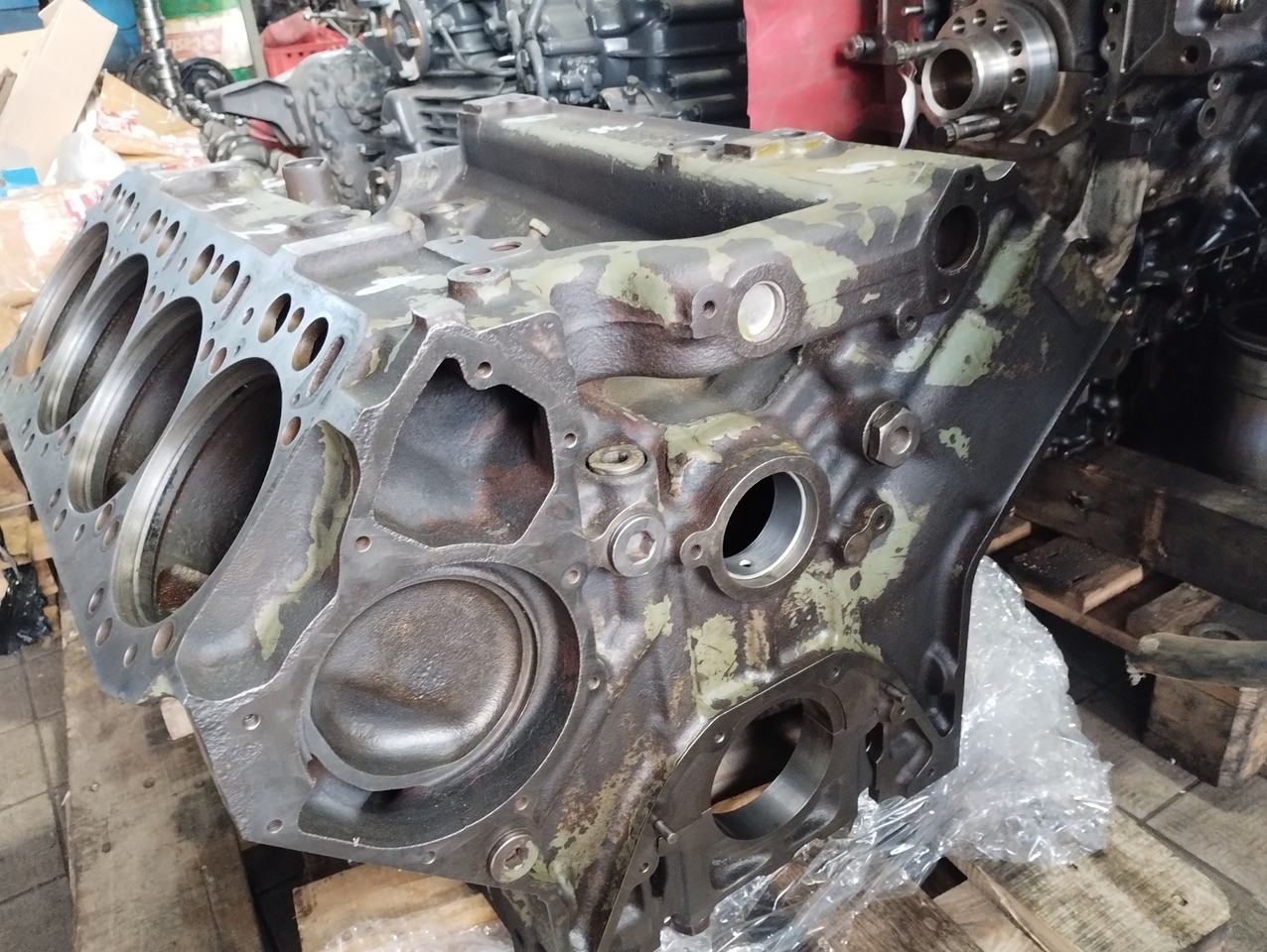 BLOK SILNIKA Mercedes OM 402 V8 - Bloc-cylindres pour Camion: photos 3 BLOK SILNIKA Mercedes OM 402 V8 - Bloc-cylindres pour Camion: photos 3