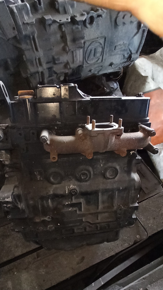 SILNIK YANMAR 4IRH8N - 2 - Moteur et pièces pour Machine agricole: photos 2 SILNIK YANMAR 4IRH8N - 2 - Moteur et pièces pour Machine agricole: photos 2