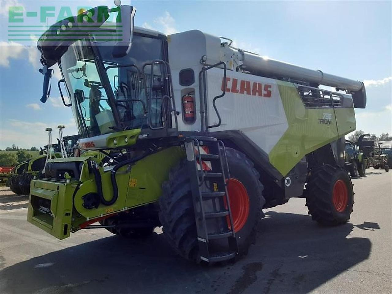 CLAAS mähdr. trion 730 + v770 - Moissonneuse-batteuse: photos 1 CLAAS mähdr. trion 730 + v770 - Moissonneuse-batteuse: photos 1