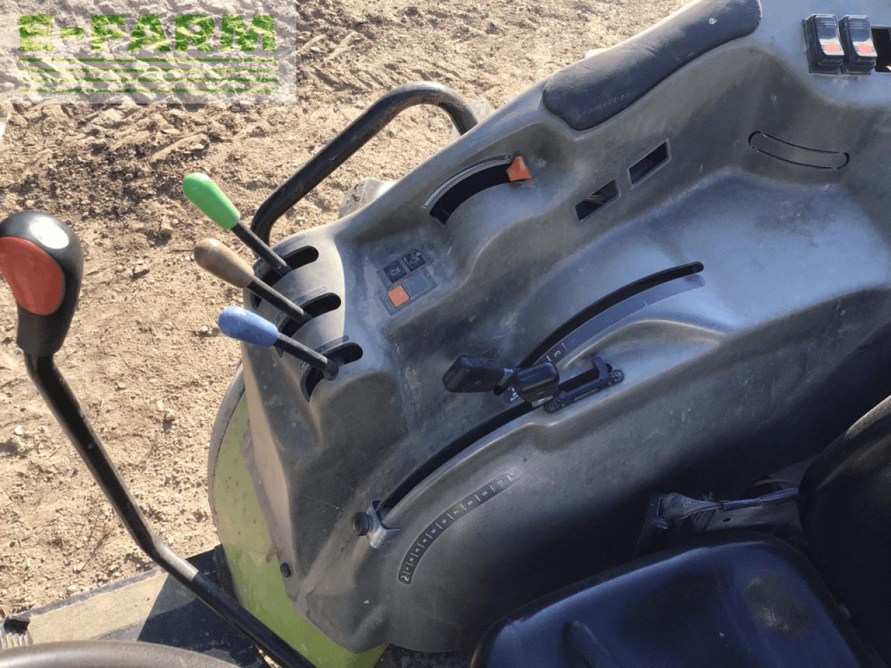 Tracteur agricole CLAAS nexos 240 f arceau F: photos 7