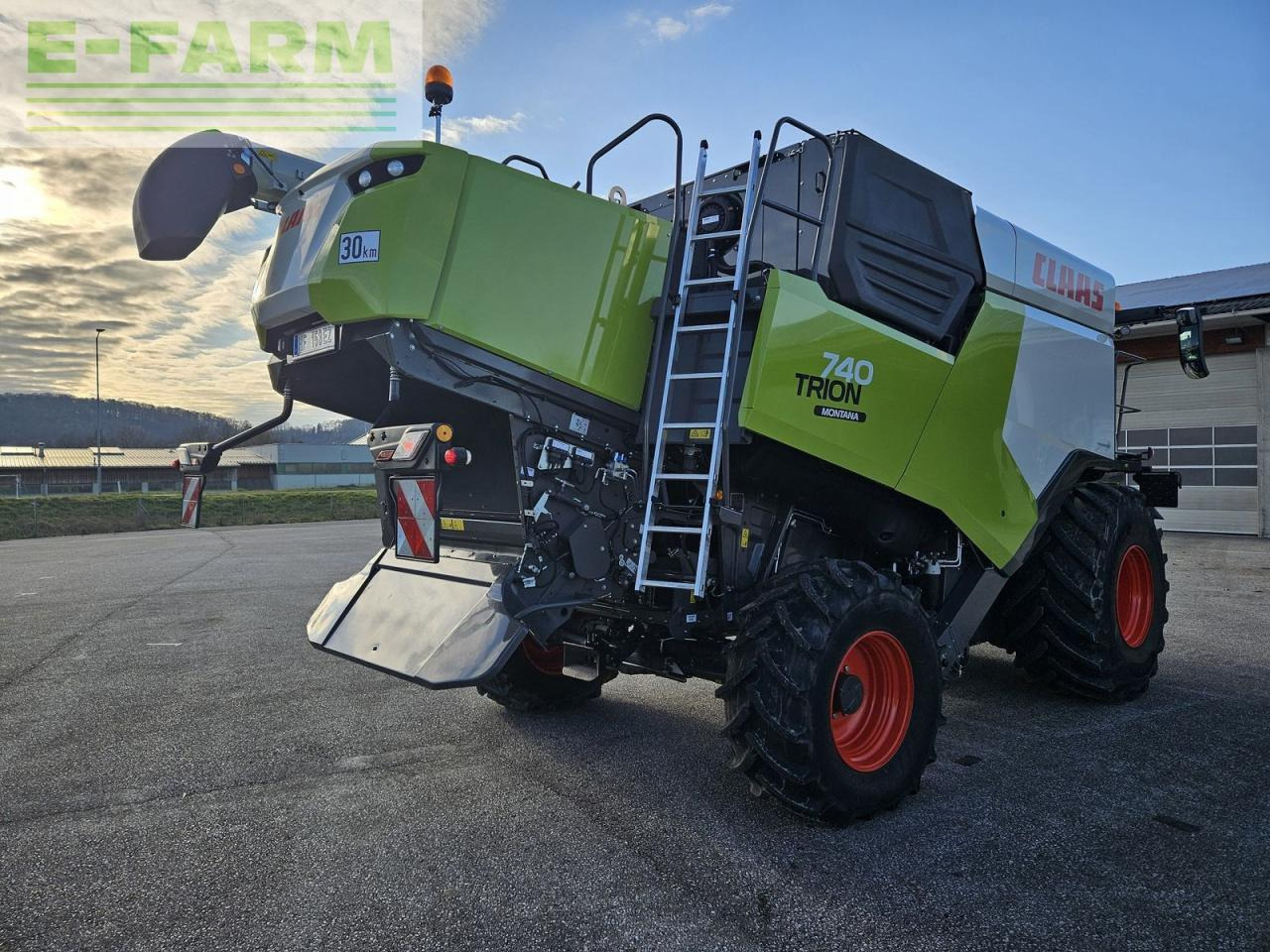 CLAAS trion 740 montana 4x4 - Moissonneuse-batteuse: photos 3 CLAAS trion 740 montana 4x4 - Moissonneuse-batteuse: photos 3