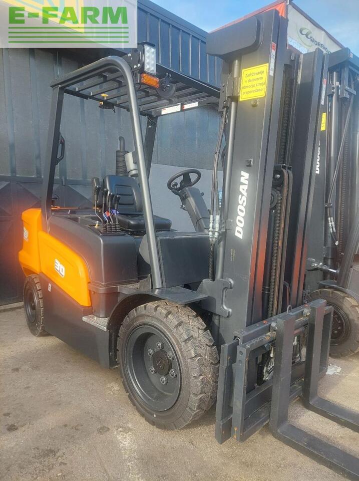 Doosan D30NXS - Chariot élévateur: photos 1 Doosan D30NXS - Chariot élévateur: photos 1