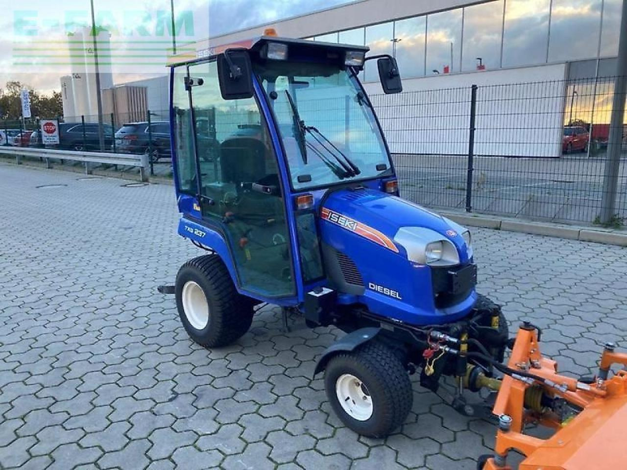 Iseki tgx 237 kehrmaschine, sichermäher - Tracteur agricole: photos 4 Iseki tgx 237 kehrmaschine, sichermäher - Tracteur agricole: photos 4