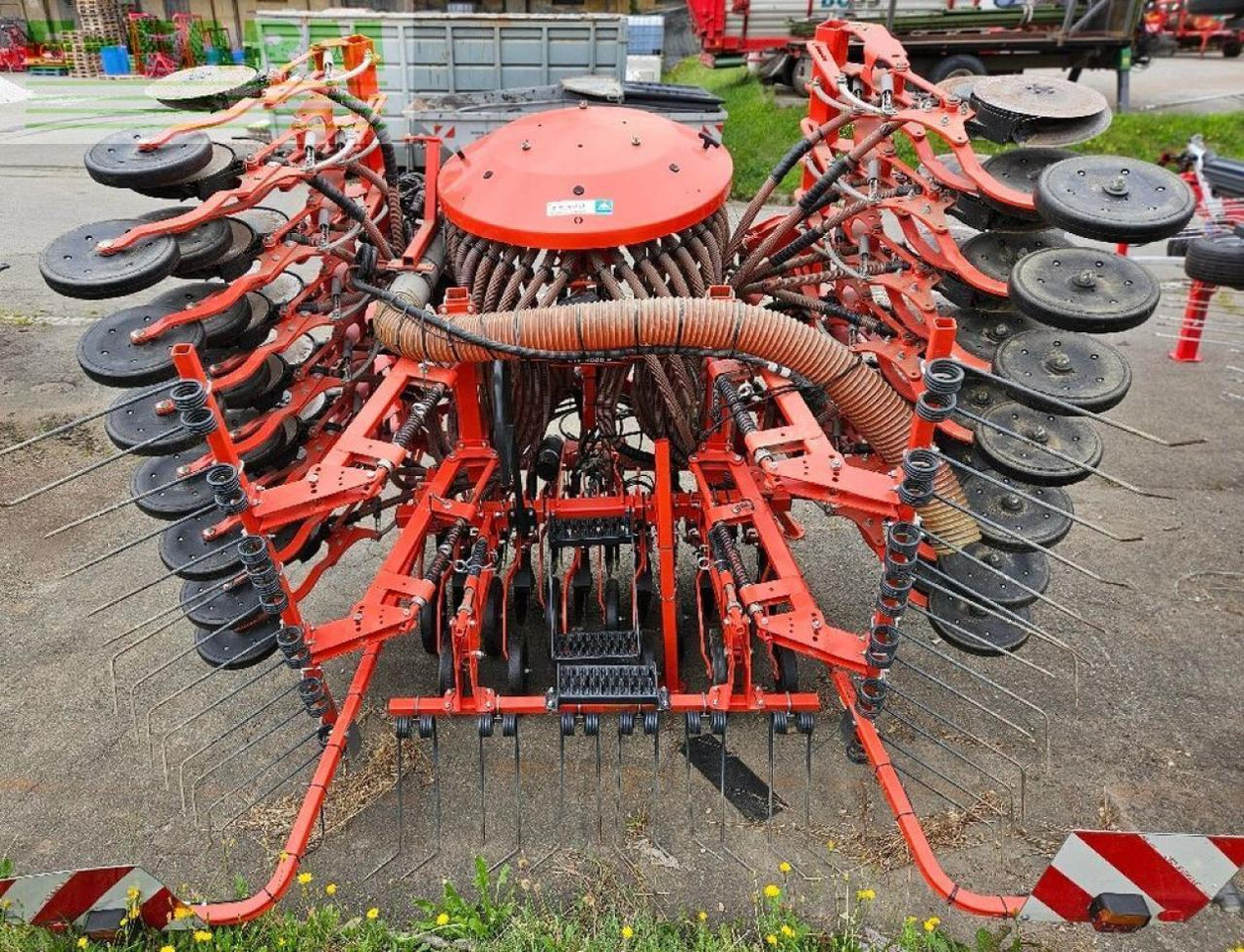 Kuhn hr5004dr+btfr5000-40dd+tf1512 - Combiné de semis: photos 4 Kuhn hr5004dr+btfr5000-40dd+tf1512 - Combiné de semis: photos 4