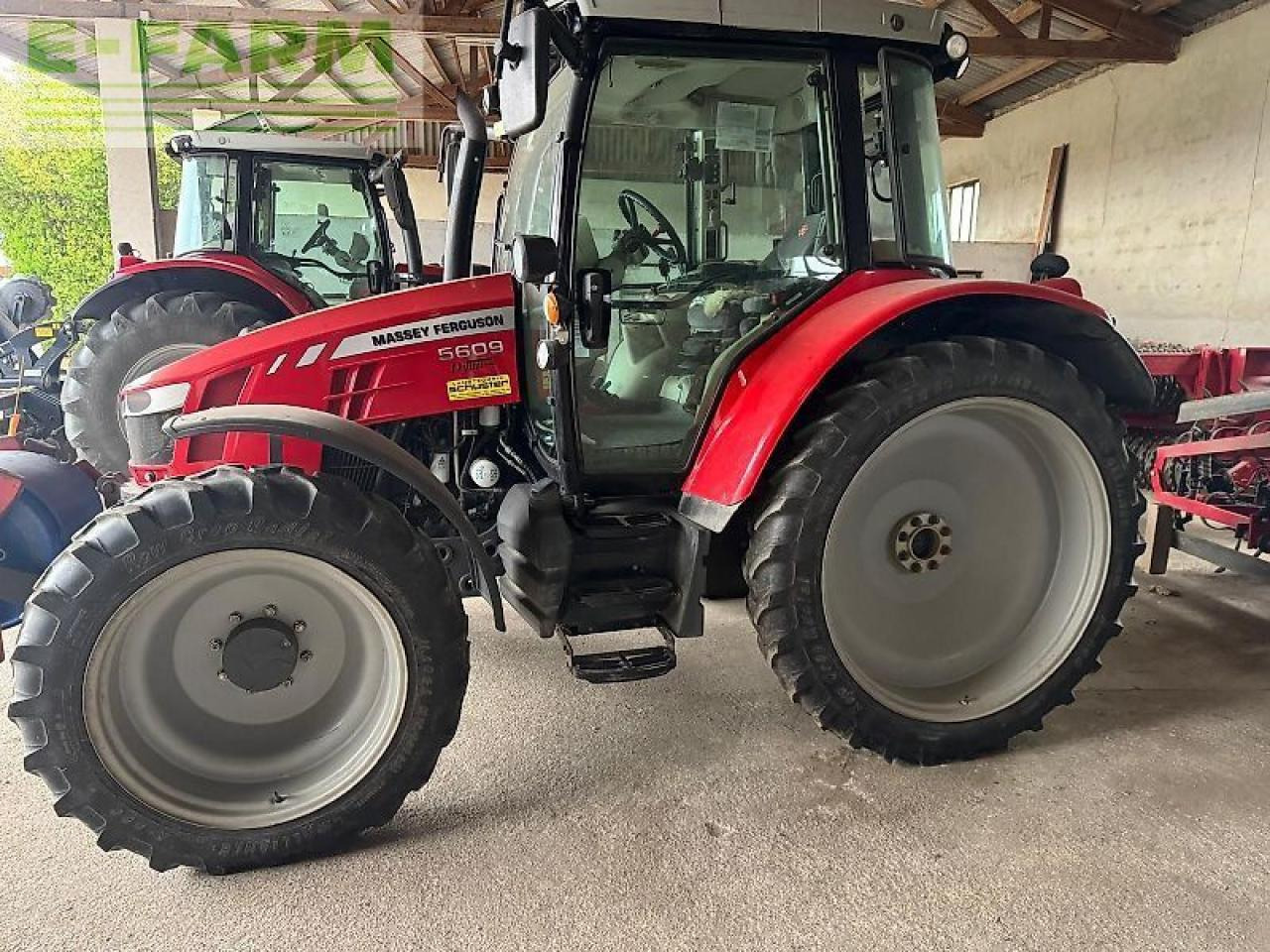 Massey Ferguson mf 5609 dyna-4 essential Essential - Tracteur agricole: photos 1 Massey Ferguson mf 5609 dyna-4 essential Essential - Tracteur agricole: photos 1