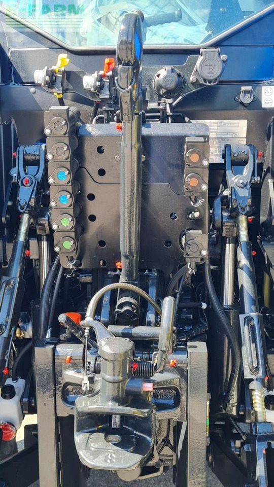 New Holland t5.110 dynamic command (stage v) - Tracteur agricole: photos 4 New Holland t5.110 dynamic command (stage v) - Tracteur agricole: photos 4