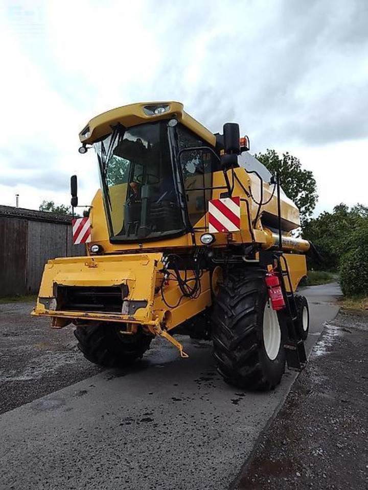 New Holland tc 5070 - Moissonneuse-batteuse: photos 2 New Holland tc 5070 - Moissonneuse-batteuse: photos 2