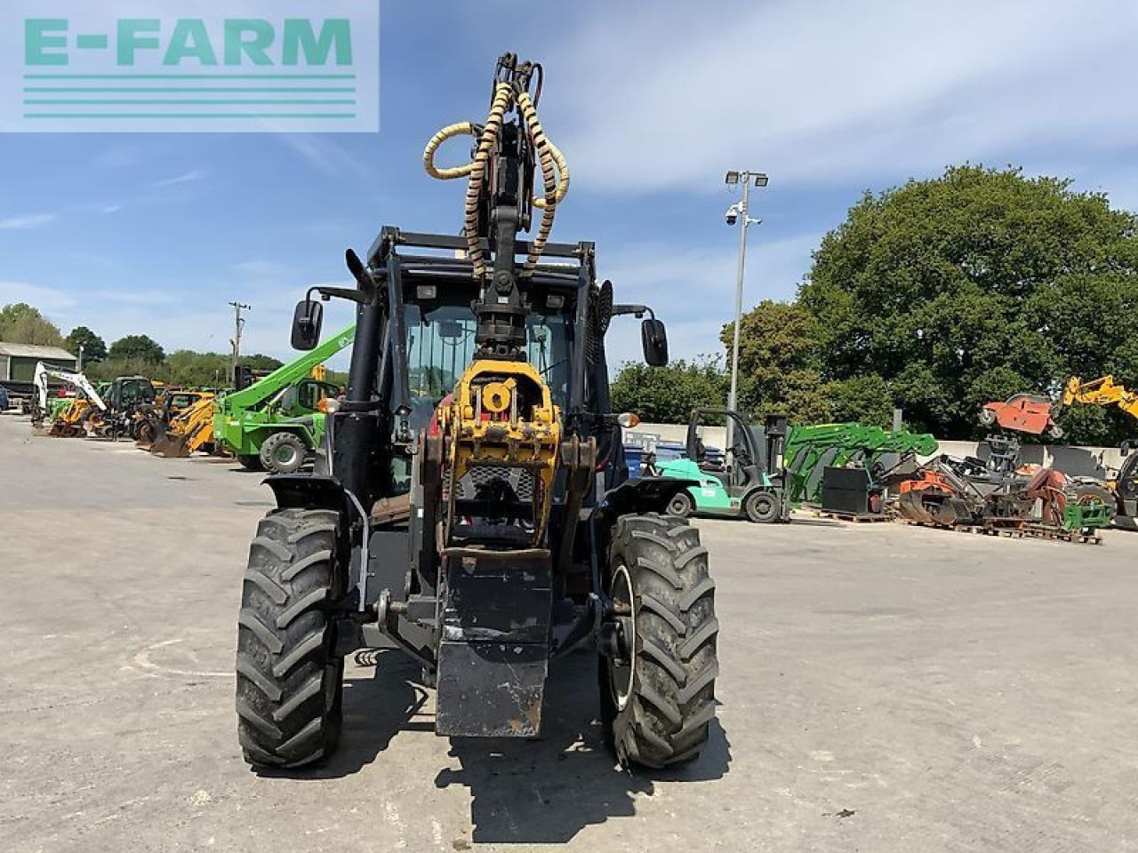 Valtra n123 hi tech tractor with roof mounted botex 560tl crane (st23285) - Tracteur agricole: photos 4 Valtra n123 hi tech tractor with roof mounted botex 560tl crane (st23285) - Tracteur agricole: photos 4