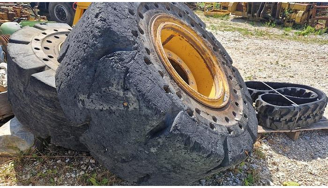 Pneu Big Vollgummi Räder 20,5 x 25 mit Volvo Felgen: photos 13 Pneu Big Vollgummi Räder 20,5 x 25 mit Volvo Felgen: photos 13