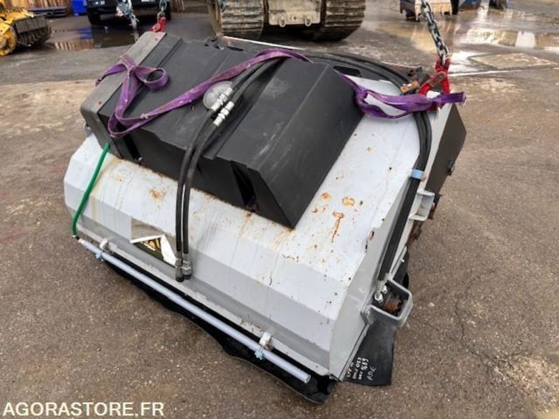 BALAYEUSE RAMASSEUSE AVEC ARROSAGE POUR SKID 155 CM - Balayeuse de voirie: photos 3 BALAYEUSE RAMASSEUSE AVEC ARROSAGE POUR SKID 155 CM - Balayeuse de voirie: photos 3