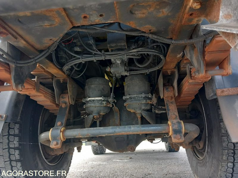 RENAULT KERAX 4X4 DXI 370 BENNE + Saleuse MECAGIL LEBON (KR0406 + SL0203) - Camion: photos 4 RENAULT KERAX 4X4 DXI 370 BENNE + Saleuse MECAGIL LEBON (KR0406 + SL0203) - Camion: photos 4