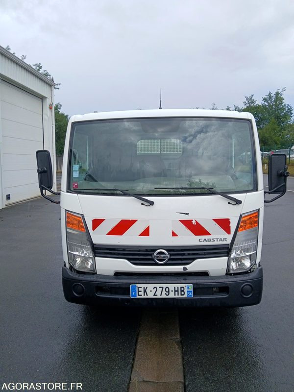 Camion plateau Nissan - 2008 - 230.040 km - Utilitaire benne: photos 3 Camion plateau Nissan - 2008 - 230.040 km - Utilitaire benne: photos 3