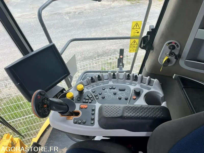 Machine agricole MOISSONNEUSE BATTEUSE NEW HOLLAND CR 8.80 - 2017 / 1847 HEURES: photos 9 Machine agricole MOISSONNEUSE BATTEUSE NEW HOLLAND CR 8.80 - 2017 / 1847 HEURES: photos 9