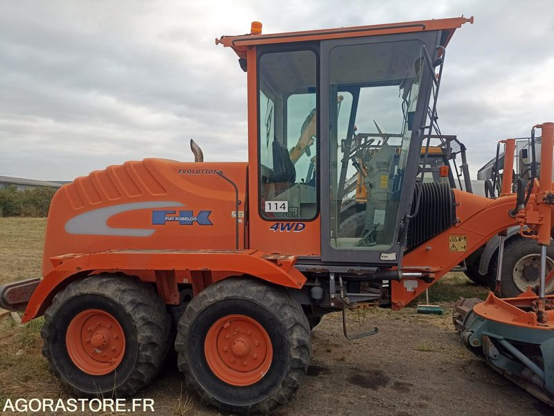 Niveleuse FIAT KOBELCO G110 2207 heures - TOURNANT et ROULANT - Niveleuse: photos 3 Niveleuse FIAT KOBELCO G110 2207 heures - TOURNANT et ROULANT - Niveleuse: photos 3