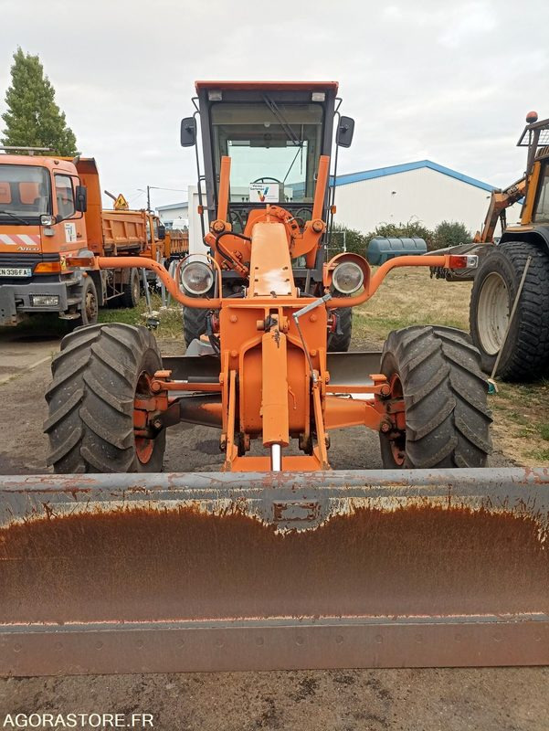 Niveleuse FIAT KOBELCO G110 2207 heures - TOURNANT et ROULANT - Niveleuse: photos 2 Niveleuse FIAT KOBELCO G110 2207 heures - TOURNANT et ROULANT - Niveleuse: photos 2