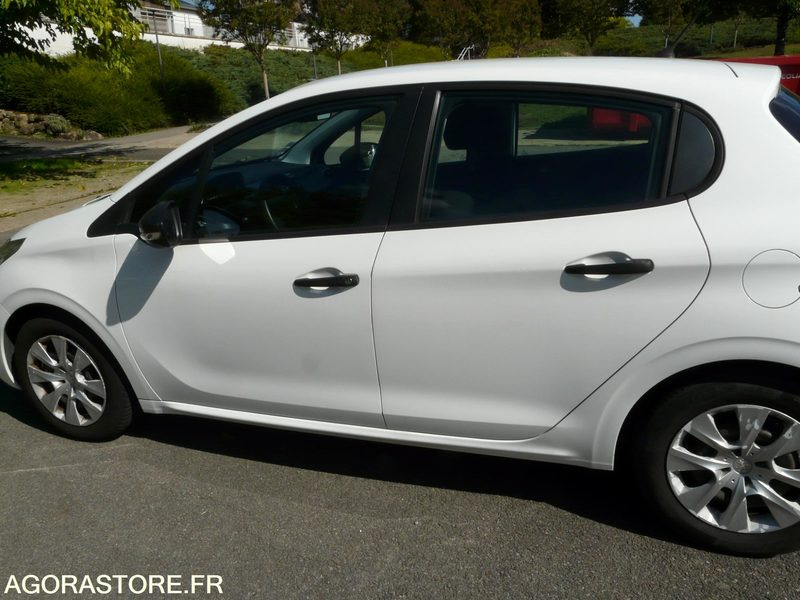 PEUGEOT 208 DX207CZ - Voiture: photos 4 PEUGEOT 208 DX207CZ - Voiture: photos 4
