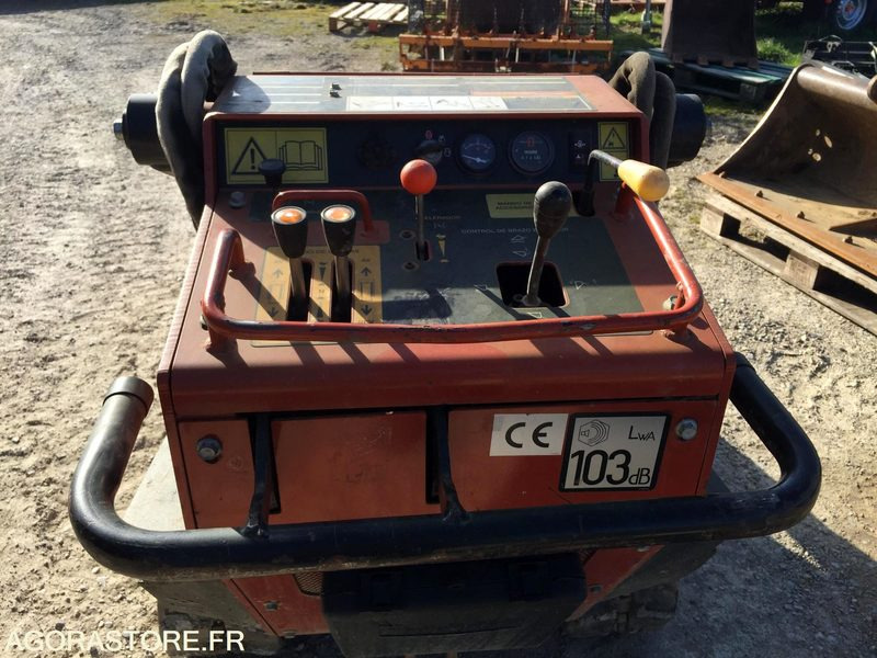 PORTE OUTILS à chenilles DITCH WITCH SK500 - Chargeuse: photos 4 PORTE OUTILS à chenilles DITCH WITCH SK500 - Chargeuse: photos 4