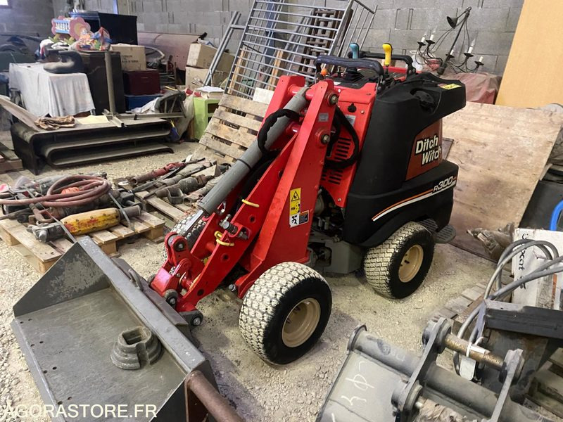 PORTEUR MULTI OUTILS DITCH WITCH ZAHN R300 - Chargeuse: photos 1 PORTEUR MULTI OUTILS DITCH WITCH ZAHN R300 - Chargeuse: photos 1