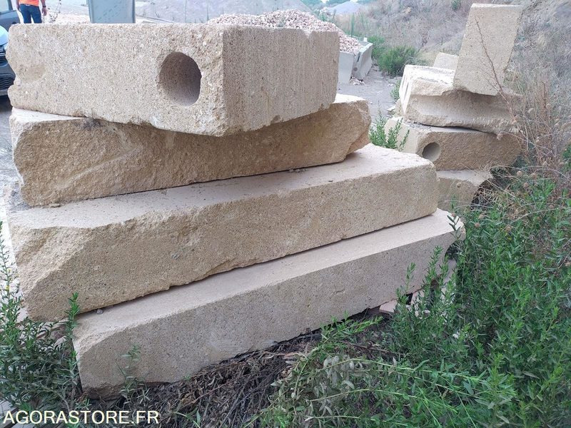 Pierre du Gard - Outil/ Équipement: photos 1 Pierre du Gard - Outil/ Équipement: photos 1